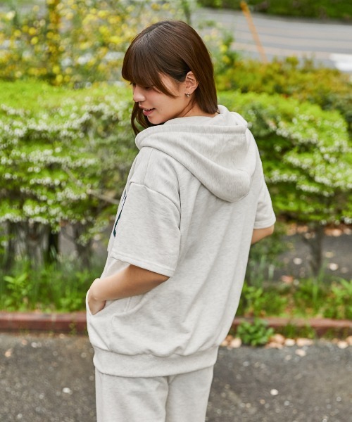 GORGE(ゴージ)の「《カレッジロゴ×ナンバリング》オーバーサイズZIPパーカー/ストリート/春夏秋/全3色(パーカー・レディース・杢グレー/オートミール/ネイビー・F)」の9枚目の写真