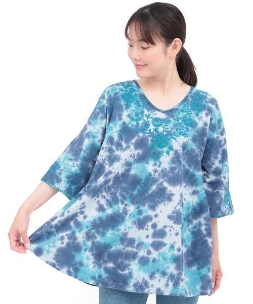 チチカカ(チチカカ)の「Rico ムラ染フロール刺繍チュニックTシャツ(チュニック・レディース・ネイビー/グレー/マスタード・FREE)」の5枚目の写真