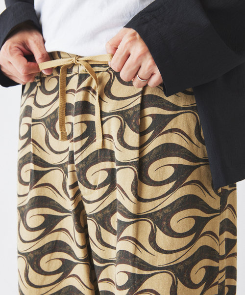 JOURNAL STANDARD relume(ジャーナルスタンダード レリューム)の「バティック パターンプリント イージーパンツ(その他パンツ・メンズ・グリーン/ブラウン・LARGE/MEDIUM)」の2枚目の写真