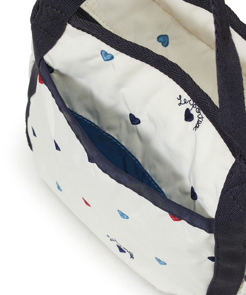 LeSportsac(レスポートサック)の「SMALL JENNI トリコロールハートエンブロイダリー(ショルダーバッグ・レディース・ホワイト・FREE)」の9枚目の写真