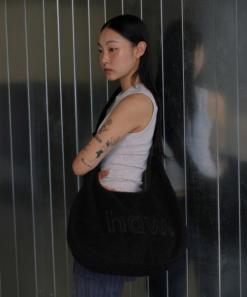 HAVEAWHALE(ハブアホエール)の「wool cross pebble bag (BK)(メッセンジャーバッグ・レディース・その他・FREE)」の2枚目の写真