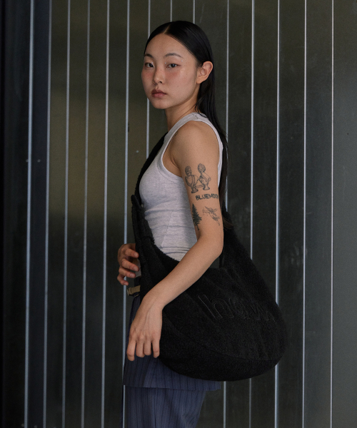 HAVEAWHALE(ハブアホエール)の「wool cross pebble bag (BK)(メッセンジャーバッグ・レディース・その他・FREE)」の4枚目の写真