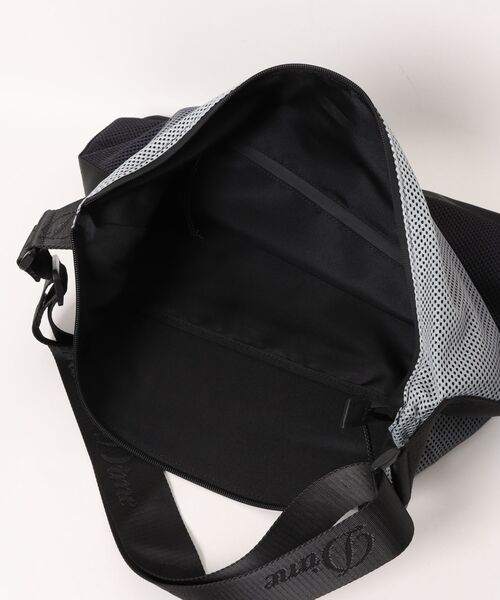 DIME(ダイム)の「Dime/ダイム/Gradient Messenger Bag(メッセンジャーバッグ・メンズ・ブラック・F)」の3枚目の写真