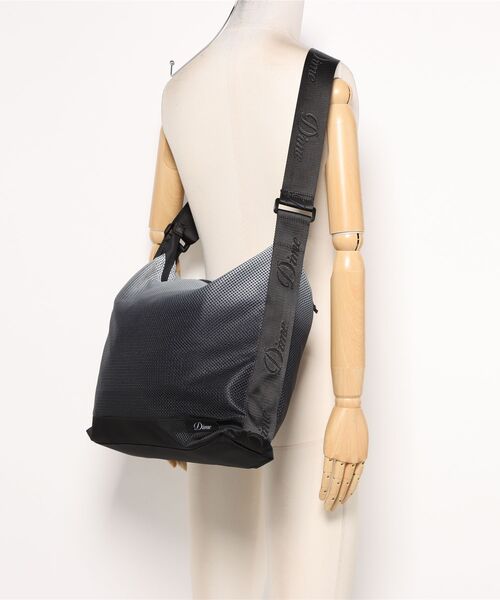 DIME(ダイム)の「Dime/ダイム/Gradient Messenger Bag(メッセンジャーバッグ・メンズ・ブラック・F)」の2枚目の写真