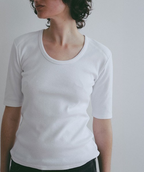 ETRE TOKYO(エトレトウキョウ)の「ボールドショルダーUネックTee(Tシャツ/カットソー・レディース・ブラック/セージグリーン/ホワイト・FREE)」の2枚目の写真