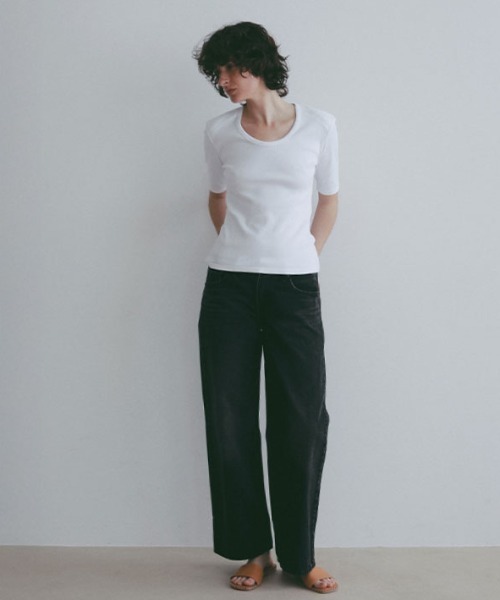 ETRE TOKYO(エトレトウキョウ)の「ボールドショルダーUネックTee(Tシャツ/カットソー・レディース・ブラック/セージグリーン/ホワイト・FREE)」の18枚目の写真