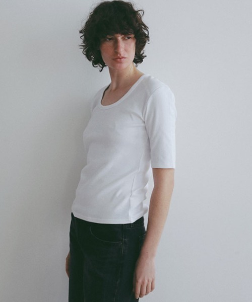 ETRE TOKYO(エトレトウキョウ)の「ボールドショルダーUネックTee(Tシャツ/カットソー・レディース・ブラック/セージグリーン/ホワイト・FREE)」の20枚目の写真