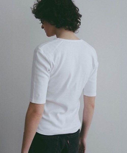 ETRE TOKYO(エトレトウキョウ)の「ボールドショルダーUネックTee(Tシャツ/カットソー・レディース・ブラック/セージグリーン/ホワイト・FREE)」の22枚目の写真