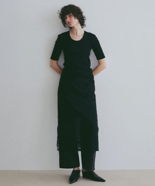 ETRE TOKYO(エトレトウキョウ)の「ボールドショルダーUネックTee(Tシャツ/カットソー・レディース・ブラック/セージグリーン/ホワイト・FREE)」の12枚目の写真