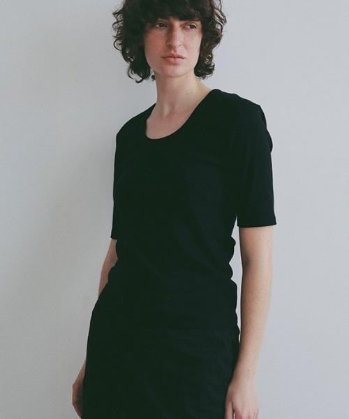 ETRE TOKYO(エトレトウキョウ)の「ボールドショルダーUネックTee(Tシャツ/カットソー・レディース・ブラック/セージグリーン/ホワイト・FREE)」の14枚目の写真