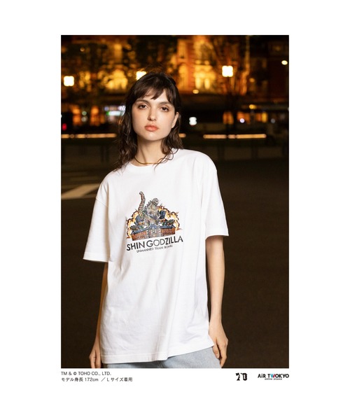 AIR TWOKYO(エアトゥーキョー)の「ゴジラ70周年記念 『シン・ゴジラ』シーンイラストTシャツ(Tシャツ/カットソー・メンズ・ホワイト・SMALL/MEDIUM/X-LARGE/XX-LARGE)」の1枚目の写真
