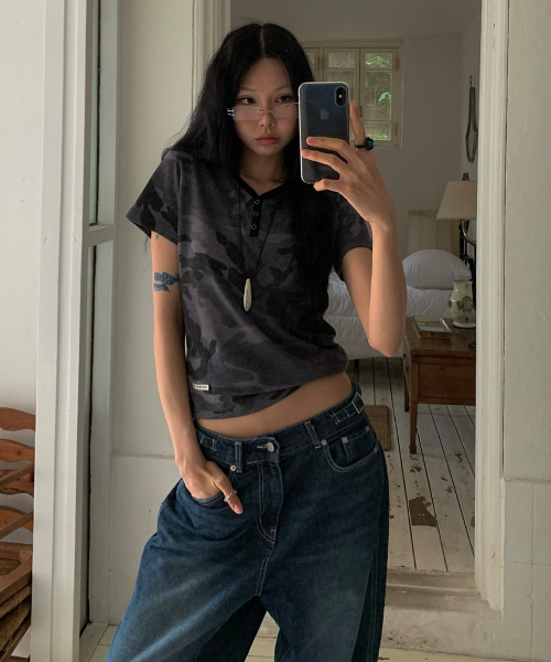 SOHUL(ソフル)の「Cam Snap V-T (ブラック)(Tシャツ/カットソー・レディース・その他・FREE)」の3枚目の写真