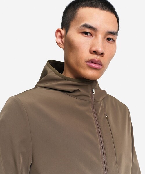 AIGLE（エーグル）の「撥水 防風 ストレッチ ソフトシェル フーデッドジャケット WARM（ブルゾン・メンズ・ダークカーキ/ブラック・L/M）」の11枚目の写真
