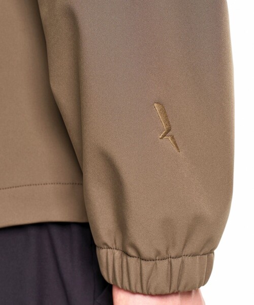 AIGLE（エーグル）の「撥水 防風 ストレッチ ソフトシェル フーデッドジャケット WARM（ブルゾン・メンズ・ダークカーキ/ブラック・L/M）」の19枚目の写真