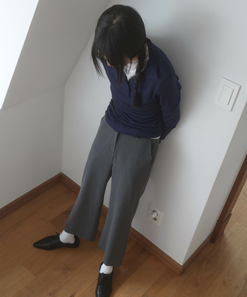 LYNTE（リンテ）の「ファインテクスチャークロップドパンツ（チャコール）（スラックス・レディース・その他・SMALL/MEDIUM）」の2枚目の写真