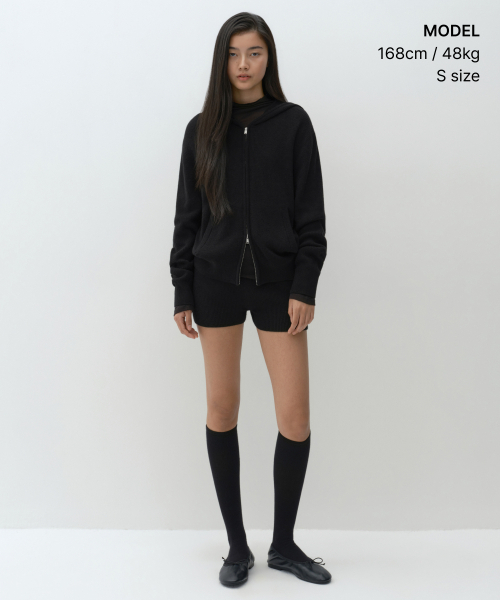 MUSINSA STANDARD WOMAN（ムシンサスタンダードウーマン）の「[ビクトリアウール] レディース ミニマルリブニットショーツ [ブラック]（その他パンツ・レディース・その他・SMALL/MEDIUM/LARGE）」の2枚目の写真