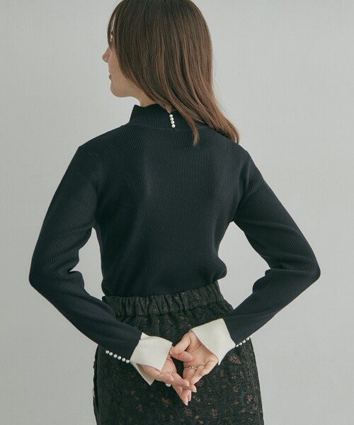 couture brooch(クチュールブローチ)の「【配色デザインがこなれ見え】袖口スリット パール調リブニット【吸湿発熱・静電気防止・抗菌防臭・洗濯機可】(ニット/セーター・レディース・ネイビー/ブラウン系その他/ブラック・38/42/40/36)」の9枚目の写真