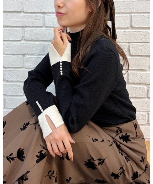 couture brooch(クチュールブローチ)の「【配色デザインがこなれ見え】袖口スリット パール調リブニット【吸湿発熱・静電気防止・抗菌防臭・洗濯機可】(ニット/セーター・レディース・ネイビー/ブラウン系その他/ブラック・38/42/40/36)」の2枚目の写真