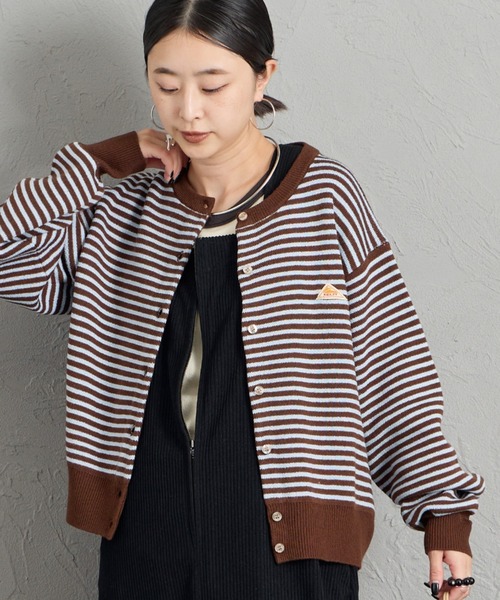 KELTY（ケルティ）の「【WEB先行予約】[KELTY/ケルティ] 別注 ワンポイントロゴ クルーネックニットカーディガン（カーディガン/ボレロ・レディース・レッド/ブラウン/チャコール/セージグリーン/オートミール・M/S）」の2枚目の写真