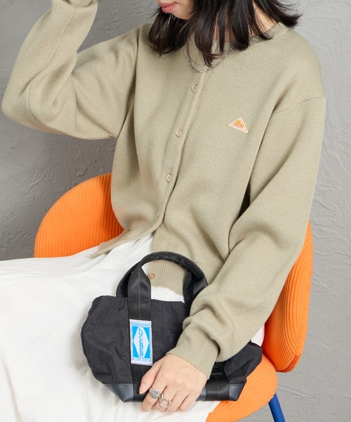 KELTY（ケルティ）の「【WEB先行予約】[KELTY/ケルティ] 別注 ワンポイントロゴ クルーネックニットカーディガン（カーディガン/ボレロ・レディース・レッド/ブラウン/チャコール/セージグリーン/オートミール・M/S）」の4枚目の写真