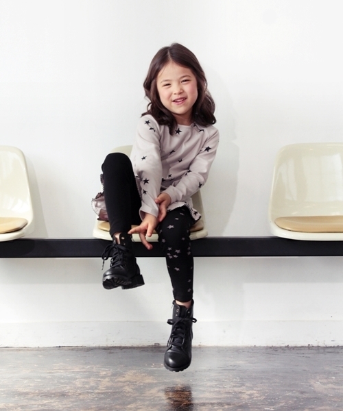 Rora(ローラ)の「アール 星柄 アシンメトリー レギンス(レギンス/スパッツ・キッズ・ブラック・100cm/110cm/120cm/130cm/90cm/140cm/150cm)」の5枚目の写真