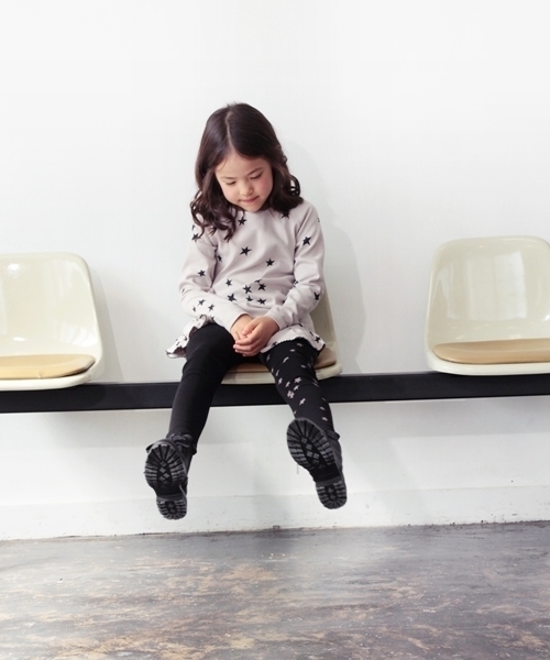 Rora(ローラ)の「アール 星柄 アシンメトリー レギンス(レギンス/スパッツ・キッズ・ブラック・100cm/110cm/120cm/130cm/90cm/140cm/150cm)」の3枚目の写真