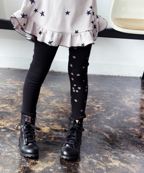 Rora(ローラ)の「アール 星柄 アシンメトリー レギンス(レギンス/スパッツ・キッズ・ブラック・100cm/110cm/120cm/130cm/90cm/140cm/150cm)」の13枚目の写真