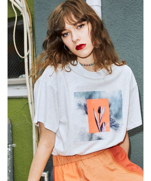 jouetie（ジュエティ）の「ネオンフォトBIGTシャツ（Tシャツ/カットソー・レディース・ブラック/グレー/ブルー・MEDIUM）」の3枚目の写真