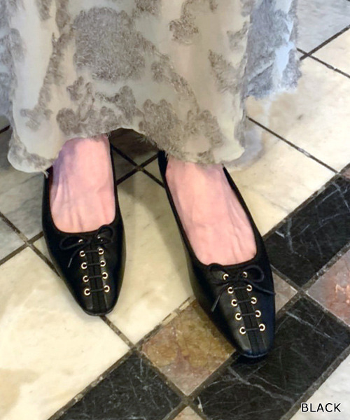 RANDA(ランダ)の「スクエアトゥレースアップフラットパンプス(パンプス・レディース・クリーム/ブラウン/ブラック・23/25/24/23.5/22.5/24.5)」の2枚目の写真