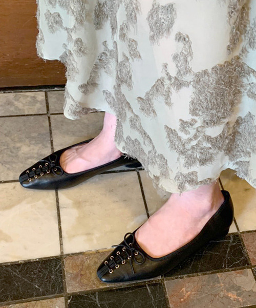 RANDA(ランダ)の「スクエアトゥレースアップフラットパンプス(パンプス・レディース・クリーム/ブラウン/ブラック・23/25/24/23.5/22.5/24.5)」の4枚目の写真