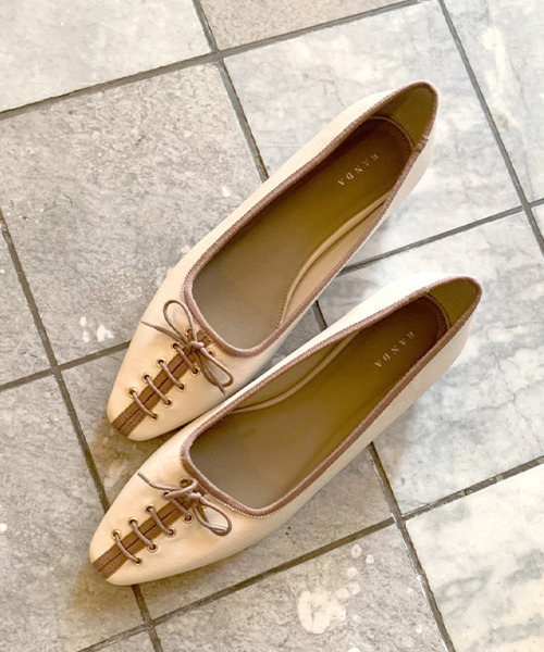 RANDA(ランダ)の「スクエアトゥレースアップフラットパンプス(パンプス・レディース・クリーム/ブラウン/ブラック・23/25/24/23.5/22.5/24.5)」の6枚目の写真
