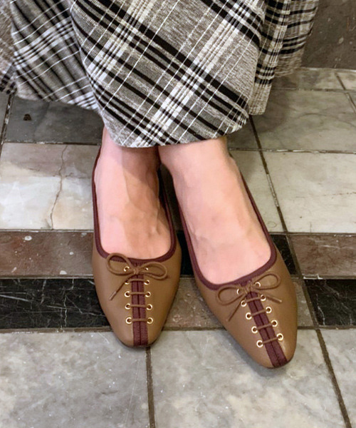 RANDA(ランダ)の「スクエアトゥレースアップフラットパンプス(パンプス・レディース・クリーム/ブラウン/ブラック・23/25/24/23.5/22.5/24.5)」の7枚目の写真