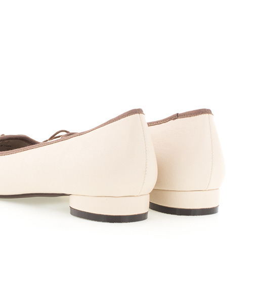 RANDA(ランダ)の「スクエアトゥレースアップフラットパンプス(パンプス・レディース・クリーム/ブラウン/ブラック・23/25/24/23.5/22.5/24.5)」の9枚目の写真