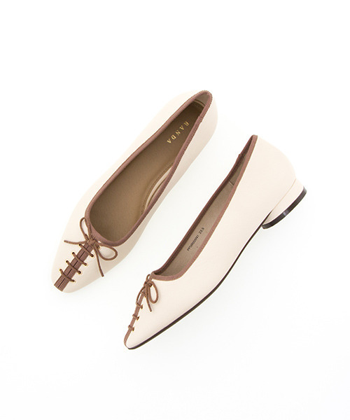 RANDA(ランダ)の「スクエアトゥレースアップフラットパンプス(パンプス・レディース・クリーム/ブラウン/ブラック・23/25/24/23.5/22.5/24.5)」の12枚目の写真