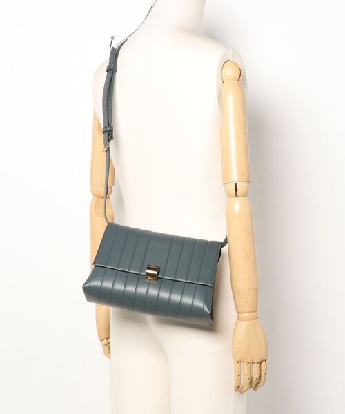 CHARLES & KEITH（チャールズ & キース）の「パネルド クロス