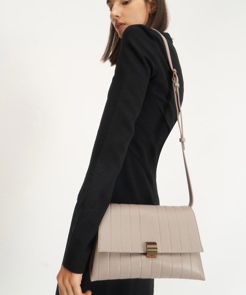 CHARLES & KEITH（チャールズ & キース）の「パネルド クロス