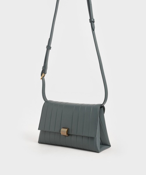 CHARLES & KEITH（チャールズ & キース）の「パネルド クロス