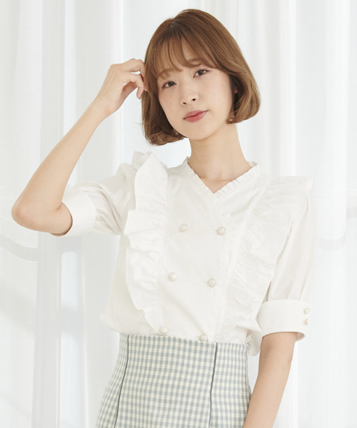 TITTY&CO.（ティティーアンドコー）の「ダブルボタンフリルブラウス（シャツ/ブラウス・レディース・ライトブルー/ベージュ/オフホワイト・FREE）」の2枚目の写真