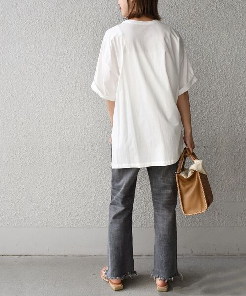 SHIPS(シップス)の「ロールアップロゴプリントTEE◆(Tシャツ/カットソー・レディース・ホワイト/ブラック/ベージュ/ラベンダー・ONE SIZE)」の22枚目の写真