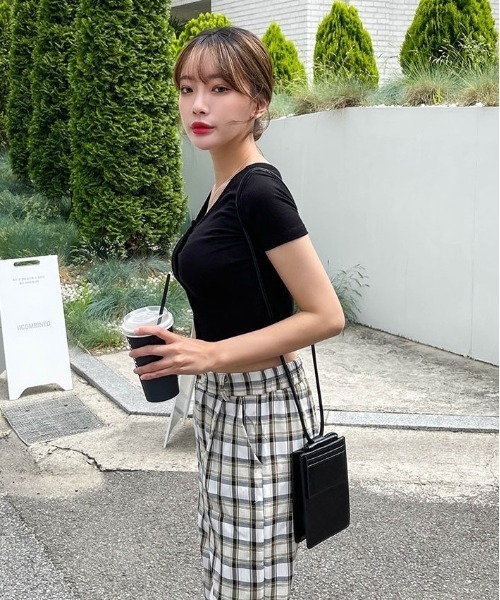 SONA（ソナ）の「SONYUNARA チェック柄ピンタックロングスラックス（スラックス・レディース・ベージュ・FREE）」の2枚目の写真