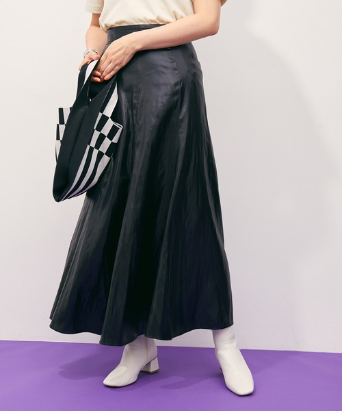 ADAM ET ROPE'（アダムエロペ）の「レザーライクサテンスカート（スカート・レディース・ブラック/キャメル・38/36）」の2枚目の写真