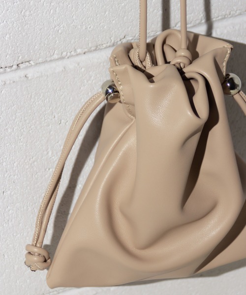 me+em select(ミームセレクト)の「【 6COLOR 】巾着ポーチショルダーバッグ(ショルダーバッグ・レディース・イエロー/ブルー/ブラック/グリーン/カーキ/ホワイト・FREE)」の4枚目の写真