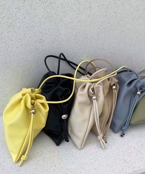 me+em select(ミームセレクト)の「【 6COLOR 】巾着ポーチショルダーバッグ(ショルダーバッグ・レディース・イエロー/ブルー/ブラック/グリーン/カーキ/ホワイト・FREE)」の6枚目の写真