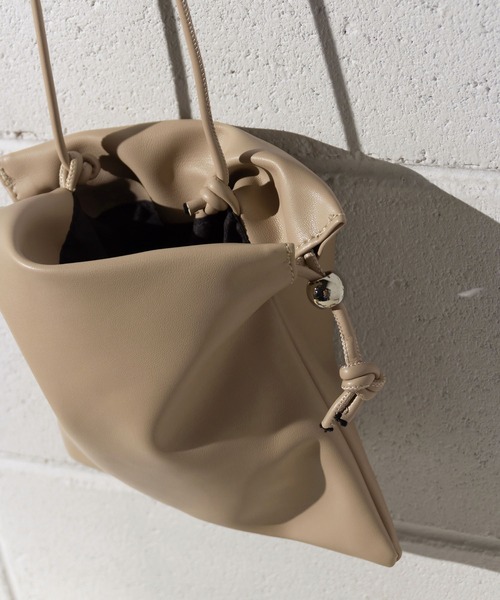 me+em select(ミームセレクト)の「【 6COLOR 】巾着ポーチショルダーバッグ(ショルダーバッグ・レディース・イエロー/ブルー/ブラック/グリーン/カーキ/ホワイト・FREE)」の7枚目の写真