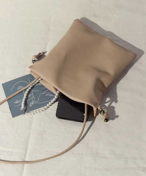 me+em select(ミームセレクト)の「【 6COLOR 】巾着ポーチショルダーバッグ(ショルダーバッグ・レディース・イエロー/ブルー/ブラック/グリーン/カーキ/ホワイト・FREE)」の8枚目の写真