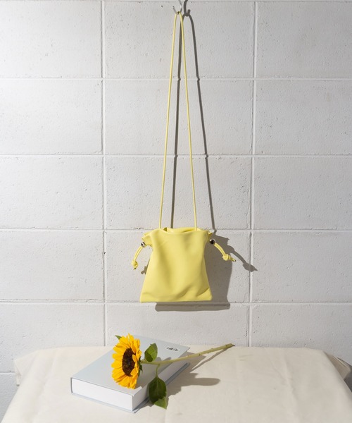 me+em select(ミームセレクト)の「【 6COLOR 】巾着ポーチショルダーバッグ(ショルダーバッグ・レディース・イエロー/ブルー/ブラック/グリーン/カーキ/ホワイト・FREE)」の9枚目の写真