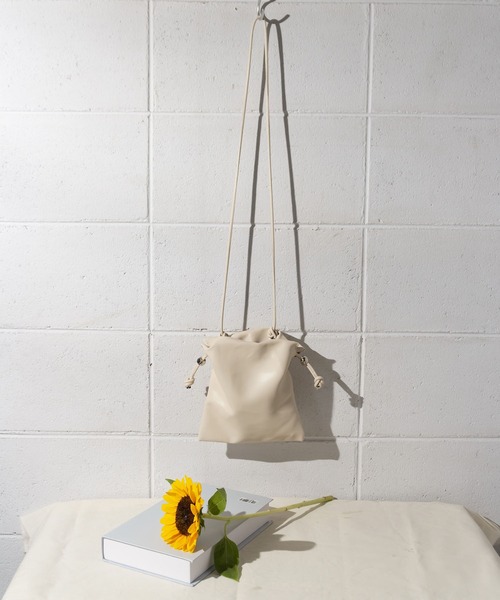 me+em select(ミームセレクト)の「【 6COLOR 】巾着ポーチショルダーバッグ(ショルダーバッグ・レディース・イエロー/ブルー/ブラック/グリーン/カーキ/ホワイト・FREE)」の10枚目の写真