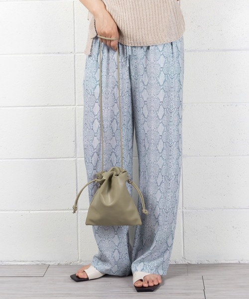 me+em select(ミームセレクト)の「【 6COLOR 】巾着ポーチショルダーバッグ(ショルダーバッグ・レディース・イエロー/ブルー/ブラック/グリーン/カーキ/ホワイト・FREE)」の22枚目の写真