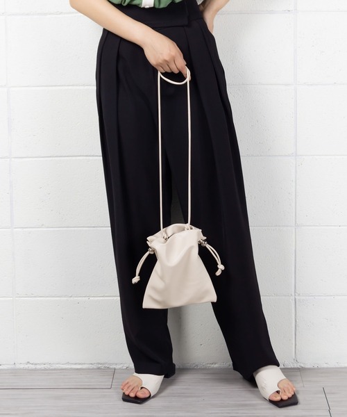 me+em select(ミームセレクト)の「【 6COLOR 】巾着ポーチショルダーバッグ(ショルダーバッグ・レディース・イエロー/ブルー/ブラック/グリーン/カーキ/ホワイト・FREE)」の15枚目の写真