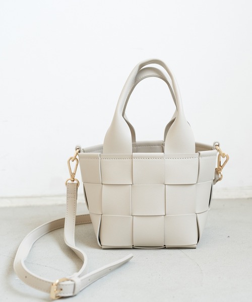 earth music&ecology（アースミュージックアンドエコロジー）の「編み込みスクエアショルダーバッグ ＊（ショルダーバッグ・レディース・ブラック/ピンク/ブラウン/ベージュ・FREE）」の3枚目の写真